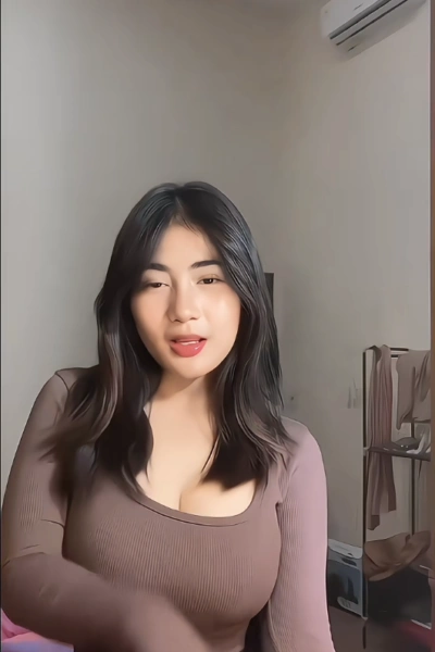 Model Hana Rahmadina Bohay Pamer Toket Bikin Deg Degan